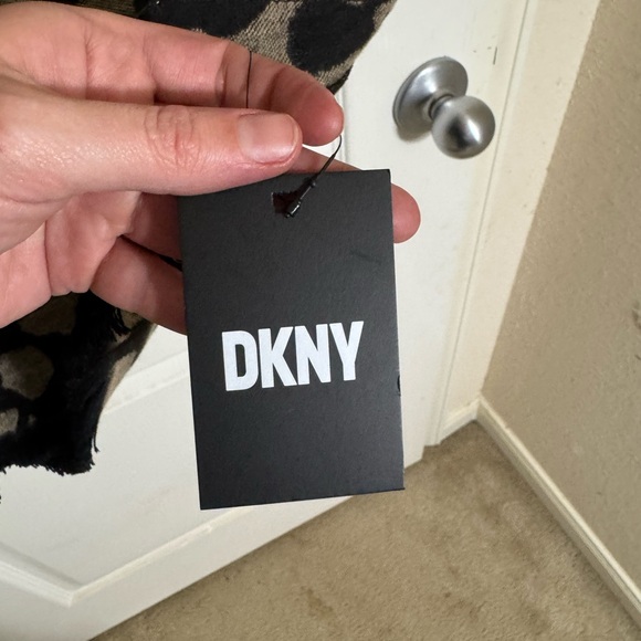 DKNY Animal Print Neutral Colors Scarf - NWT - Picture 3 of 6